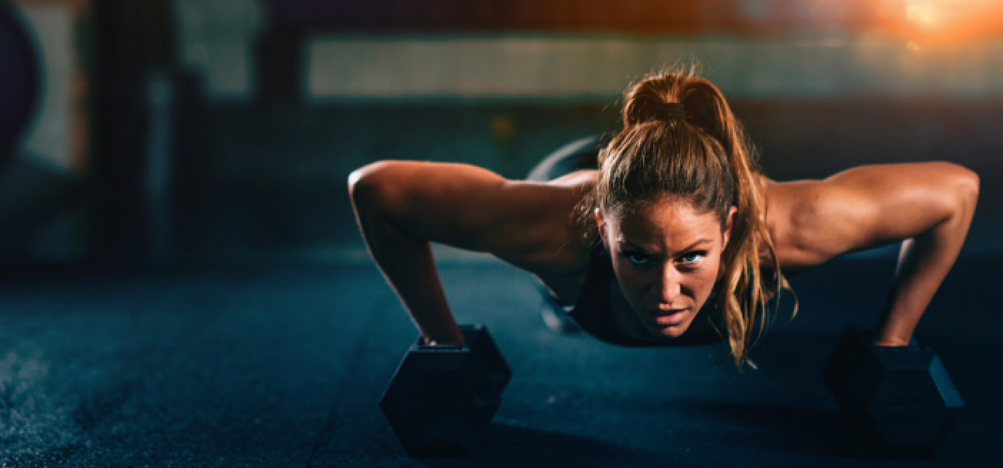 Frau beim Workout als Sinnbild für Sport und Fitness